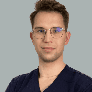 Bartosz Pietrys stomatolog implantolog Luxdentic Praga Południe